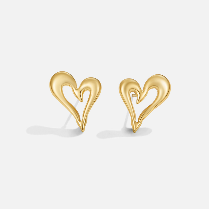 Boucles d’oreilles a forme de cœur doré.