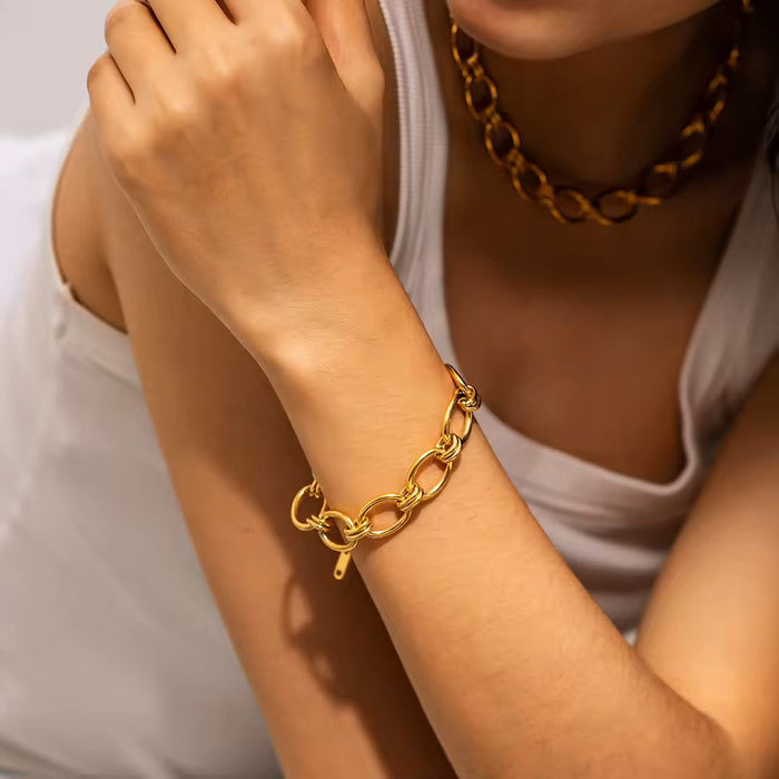 Bracelet délicat en or avec détails de breloques