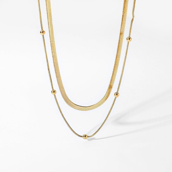 Un collier simple en or à deux rangs à l’éclat moderne