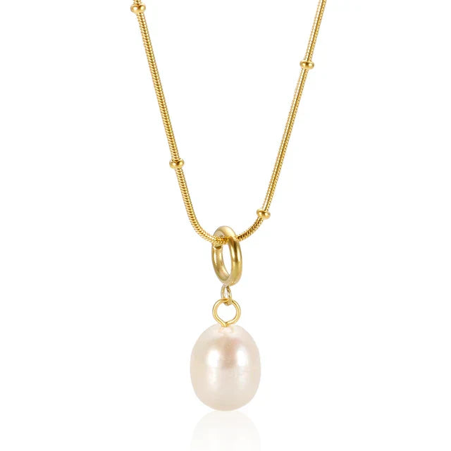 Collier doré avec pendentif en perle