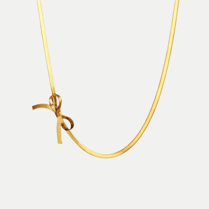 Collier doré avec pendentif en forme d’initiale