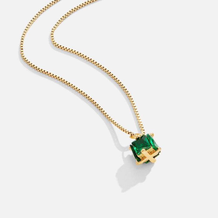 Collier doré délicat à structure de maillons