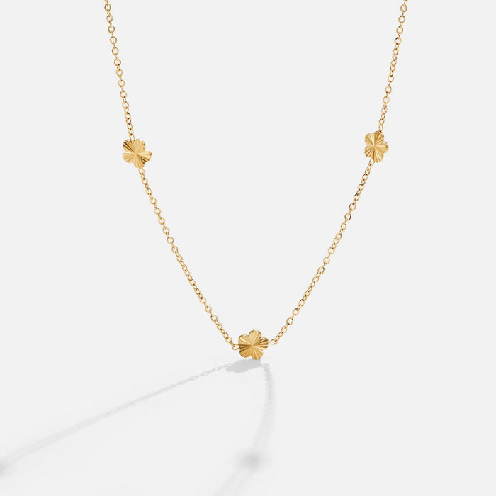Un collier aux délicats accents de couleur