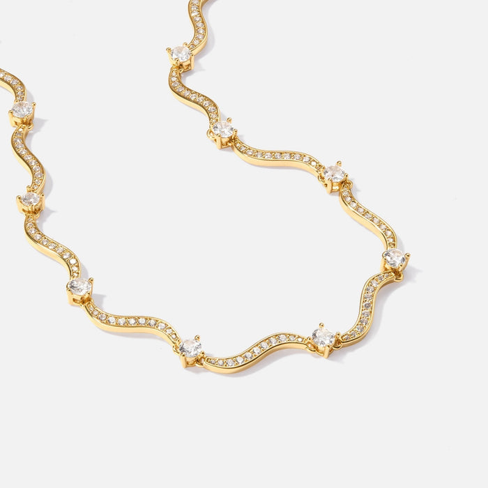 Collier doré à la forme géométrique