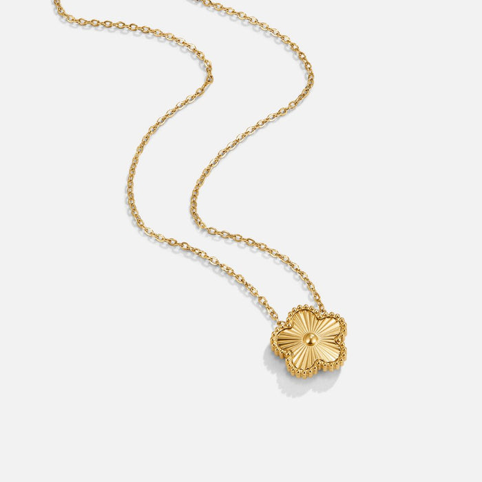 Collier rond en or avec un pendentif délicat