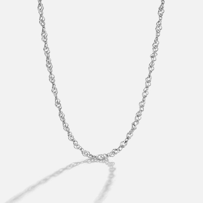 Collier doré avec délicat pendentif en forme de cœur