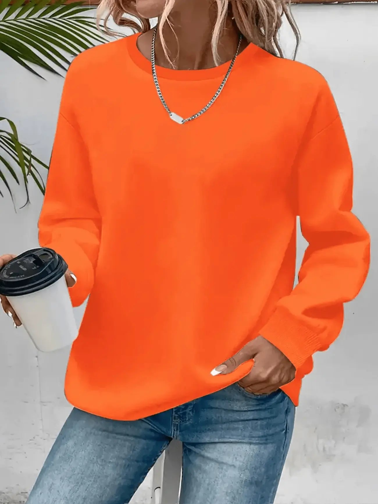 Ariane | Sweat moderne du quotidien Orange, photo studio