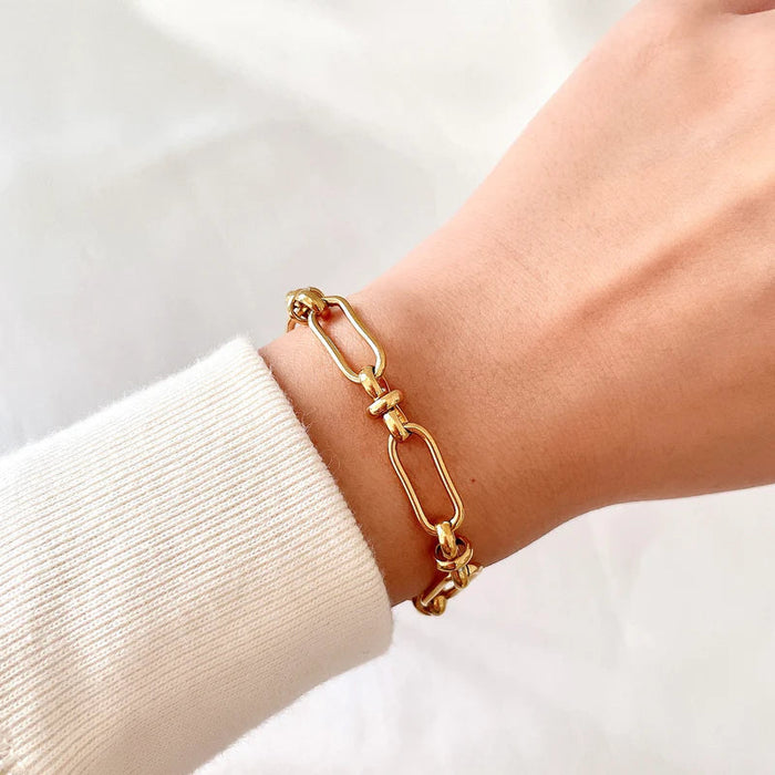 Bracelet en or à la délicate structure double
