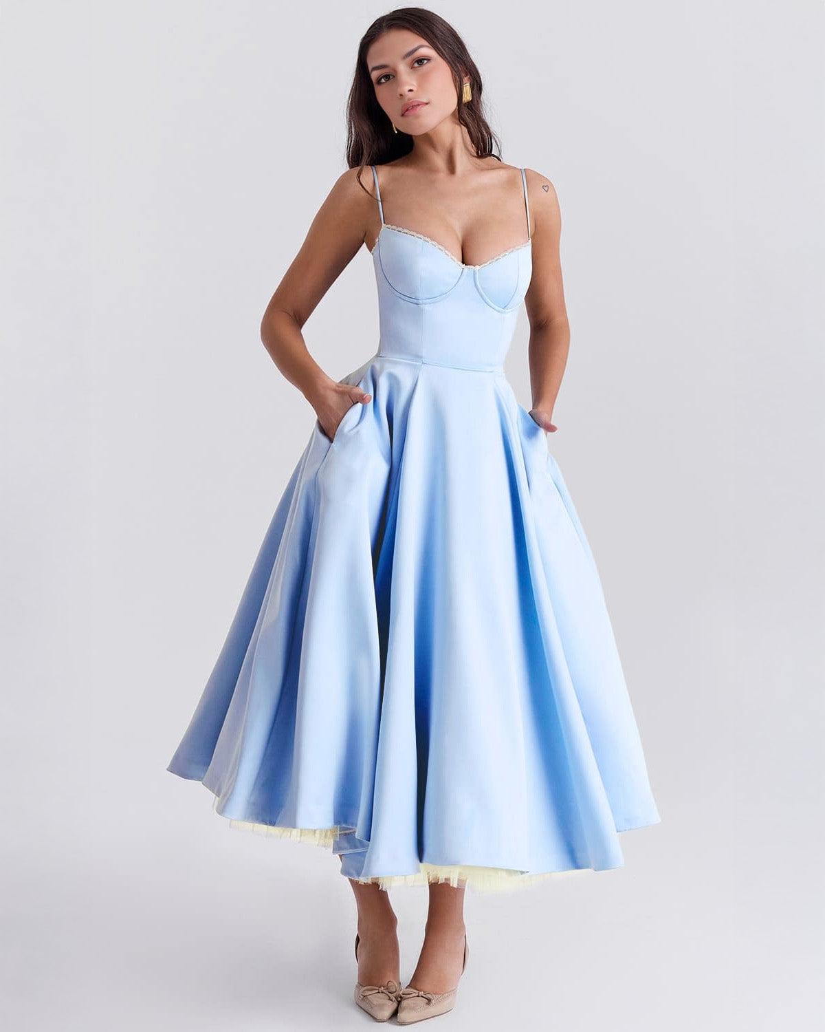 Olympe | Robe midi élégante Bleu bébé, photo studio