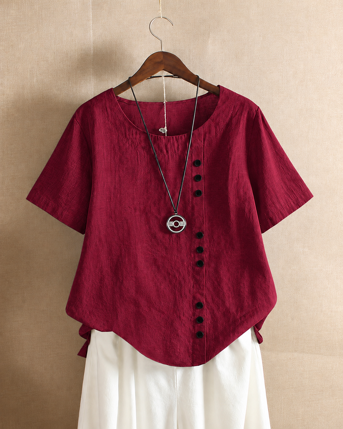 Clémentine | Blouse à boutonnage asymétrique Bourgogne, photo studio