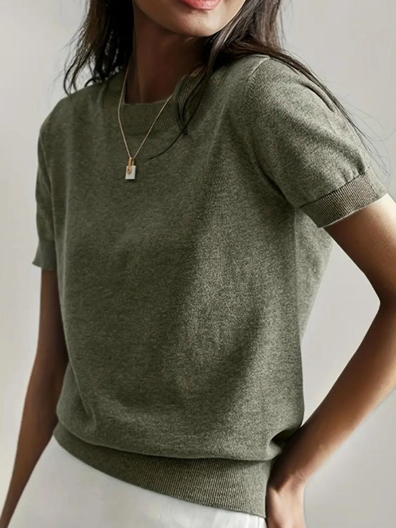 Célestine | Pull en maille à manches courtes Vert olive, photo studio
