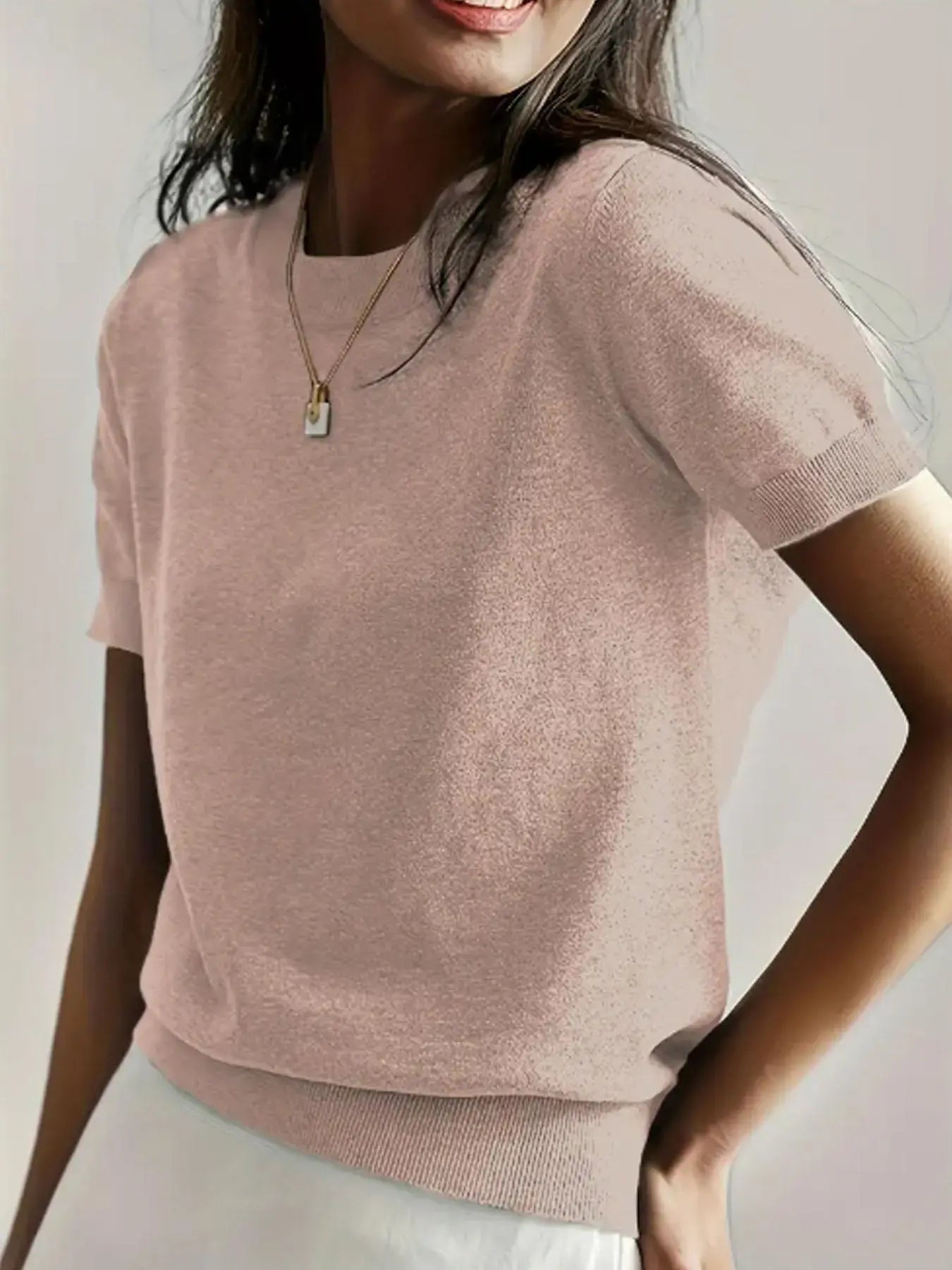 Célestine | Pull en maille à manches courtes Rose, photo studio