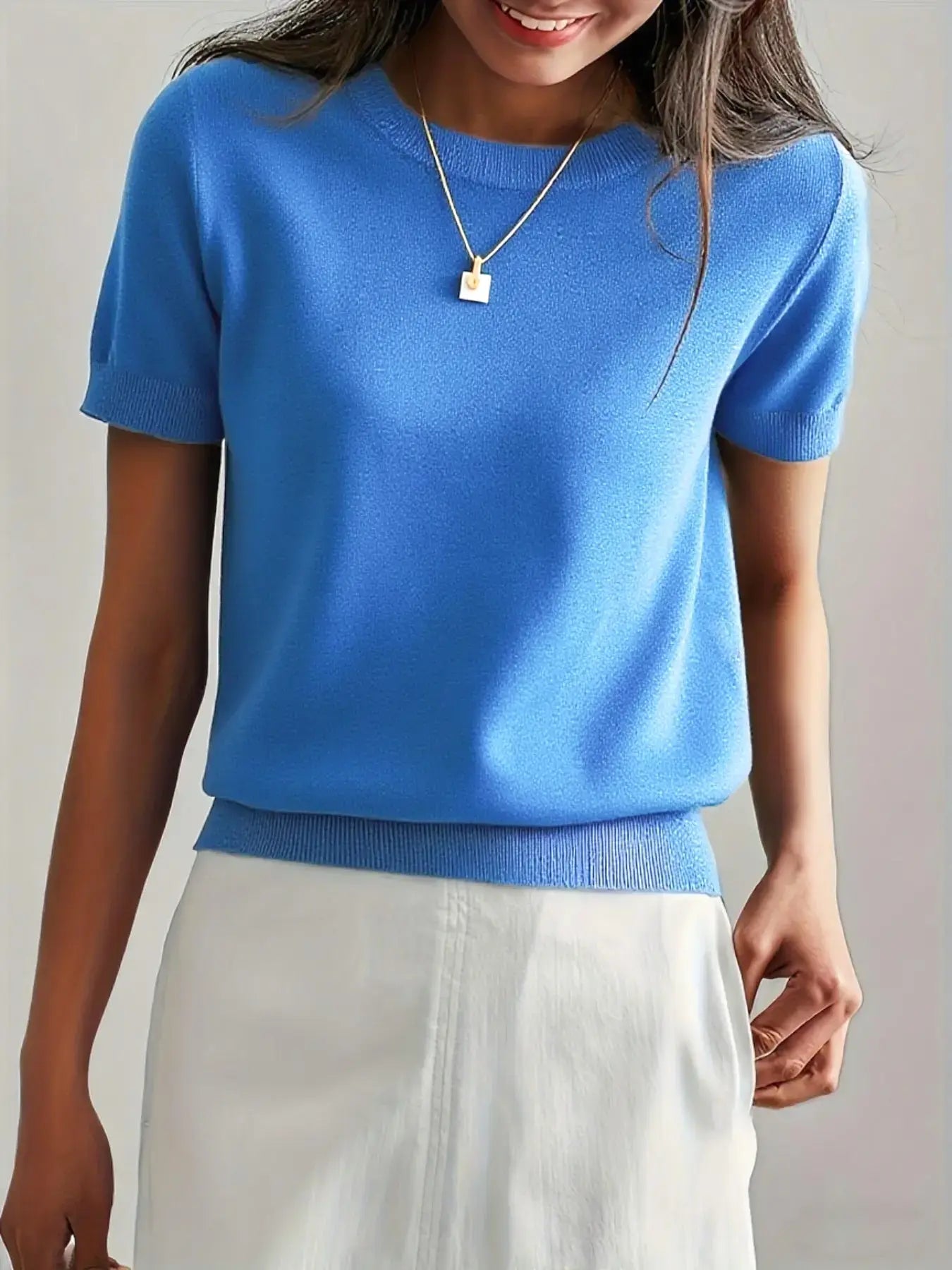 Célestine | Pull en maille à manches courtes Bleu, photo studio