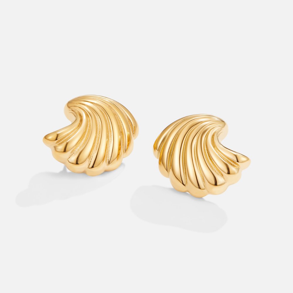 Sophie – Boucles d’oreilles dorées a forme de coquillage.