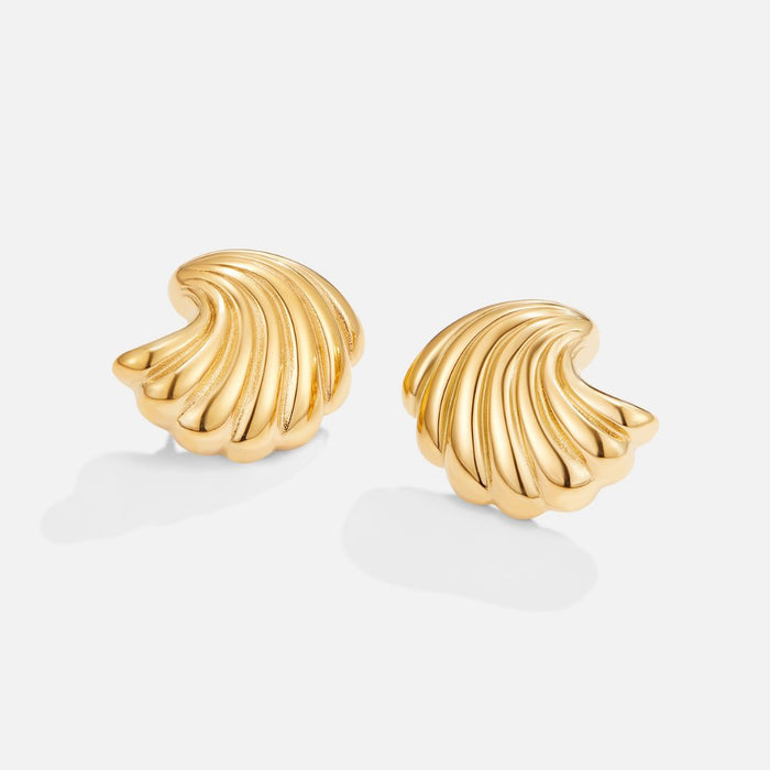 Boucles d’oreilles dorées a forme de coquillage.