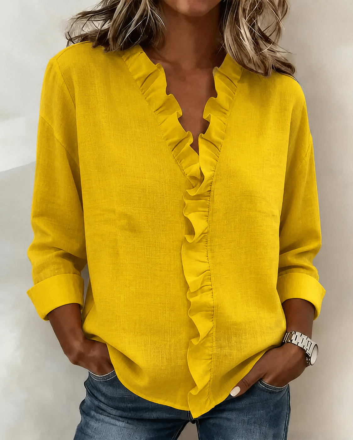 Huguette | Blouse raffinée à col V volanté Jaune, photo studio