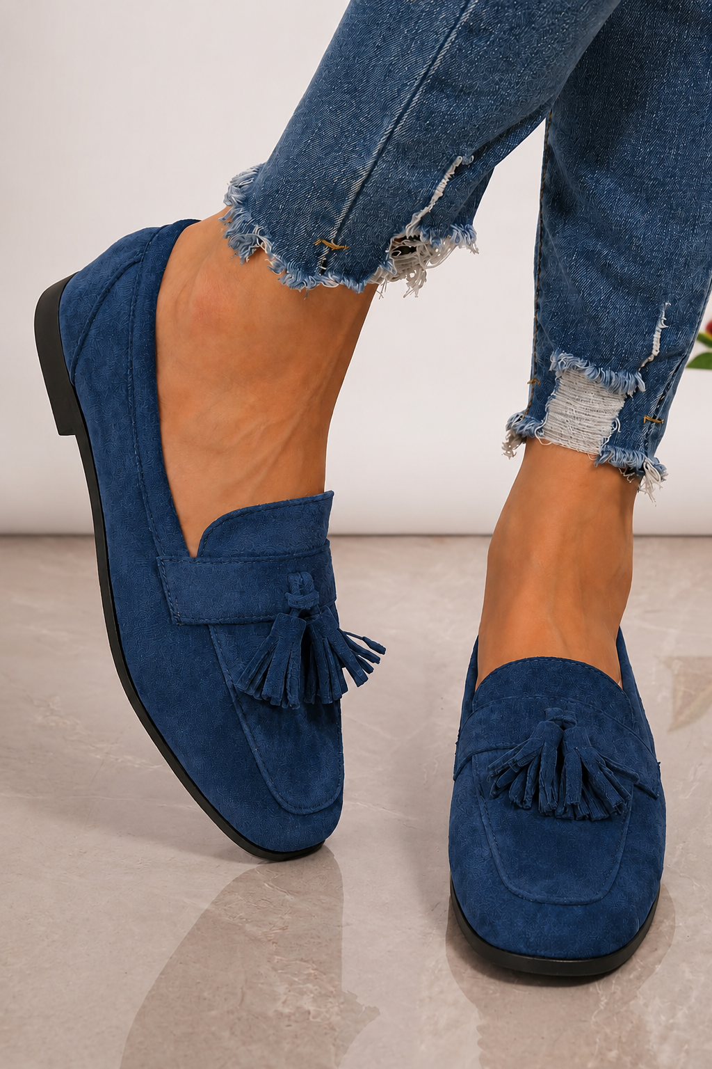 Angélique | Mocassins élégants à pompons confortables Bleu marine, photo studio