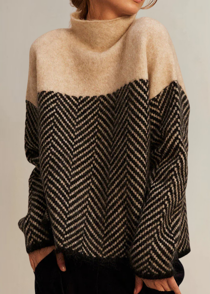 Joséphine | Pull ample à chevrons et col montant