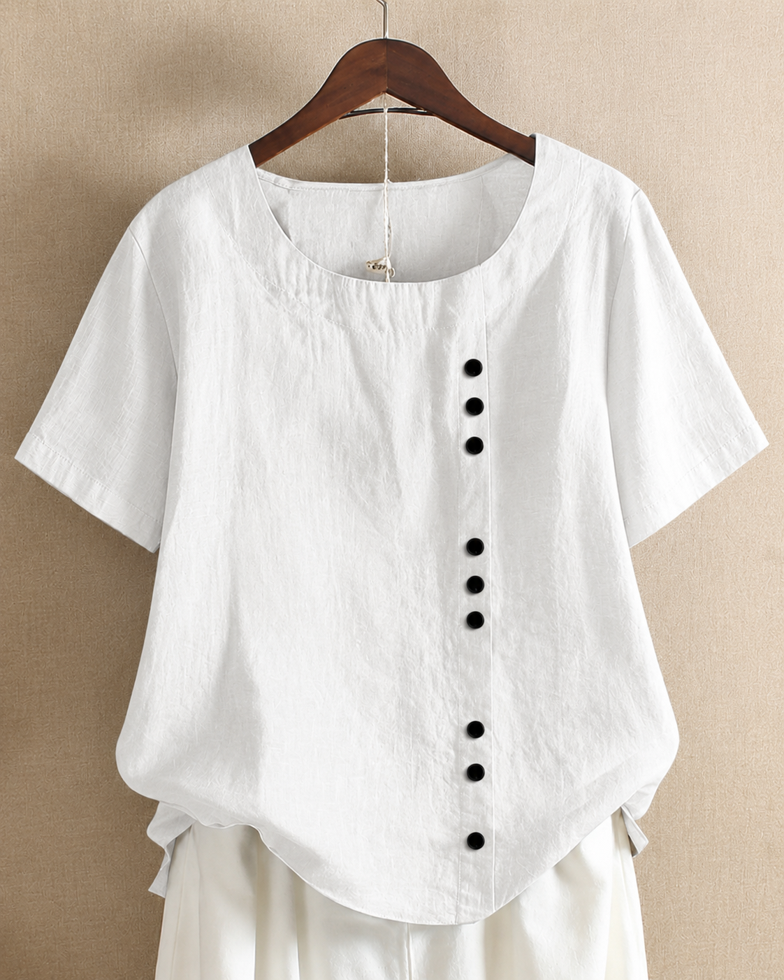 Clémentine | Blouse à boutonnage asymétrique Blanc, photo studio