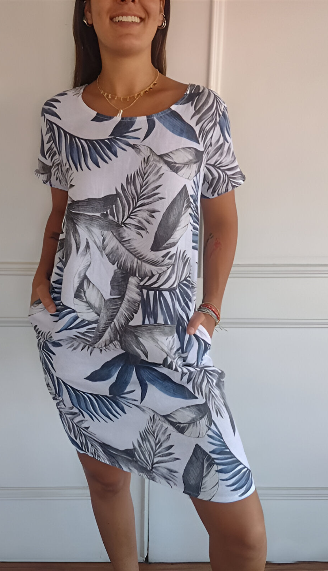 Cunégonde | Robe d'été à motif raffiné Blanc et Bleu, photo studio