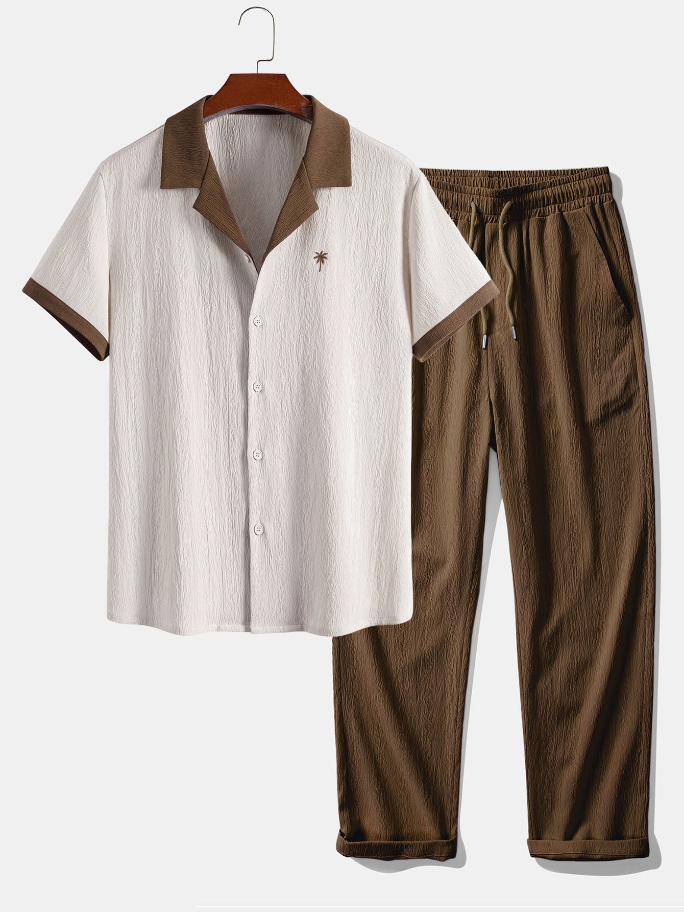 Ensemble — chemise froissée brodée de palmiers contrastants & pantalon texturé froissé