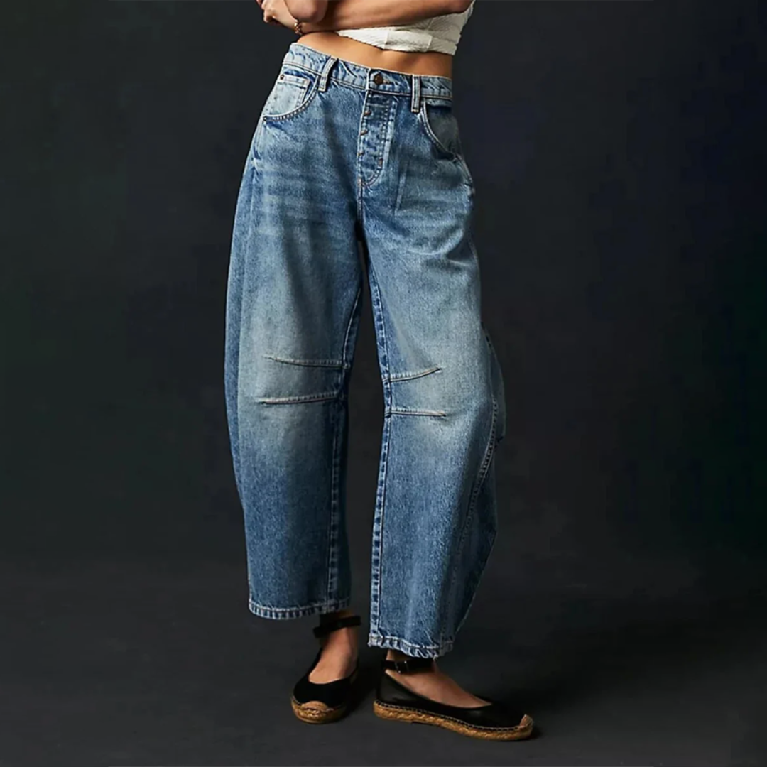 Svea | Jean taille haute coupe barrel Bleu foncé, photo studio
