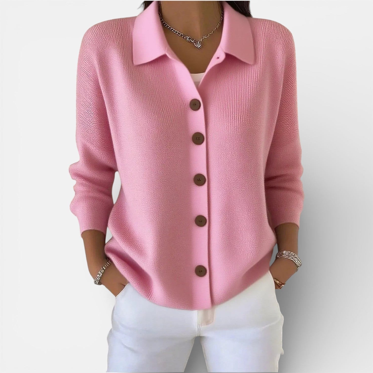 Rosalie | Blouse en maille à col polo et boutonnage Rose, photo studio