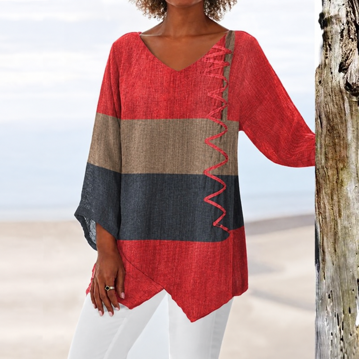 Ophélie | Blouse classique à motif géométrique Rouge, photo studio
