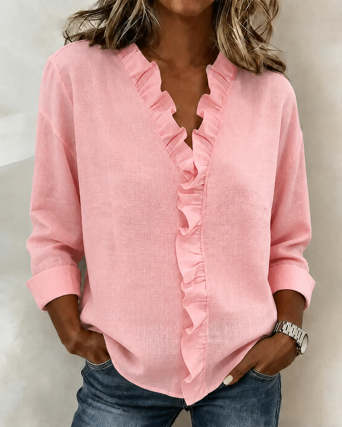 Huguette | Blouse raffinée à col V volanté Rose, photo studio