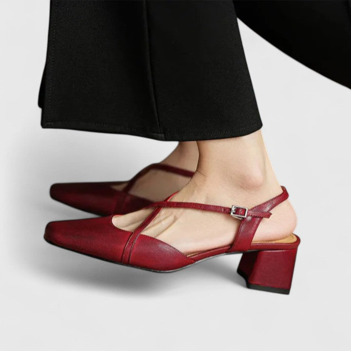 La paire qui termine la tenue.