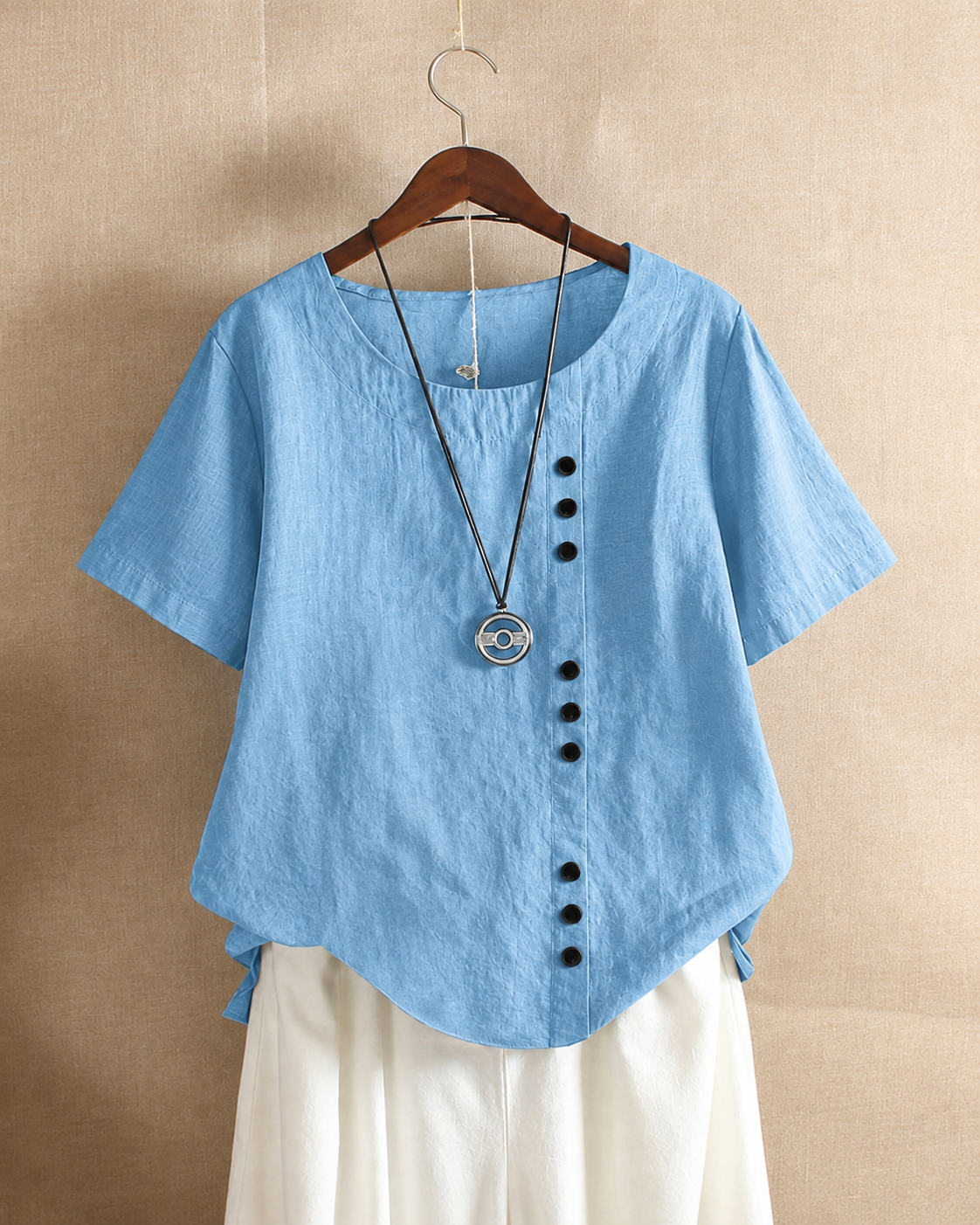 Clémentine | Blouse à boutonnage asymétrique Bleu clair, photo studio