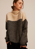 Joséphine | Pull ample à chevrons et col montant