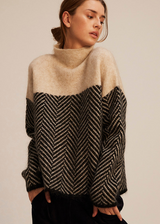Joséphine | Pull ample à chevrons et col montant