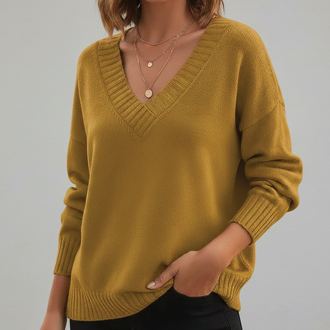 Bérangère | Pull moderne à col V Gingembre, photo studio