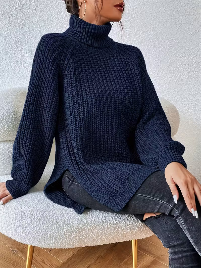 Tomke | Pull en grosse maille à col roulé et fentes latérales Bleu marine, photo studio