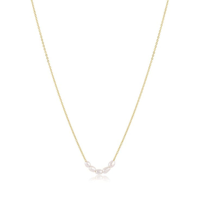 Collier doré à la structure minimaliste