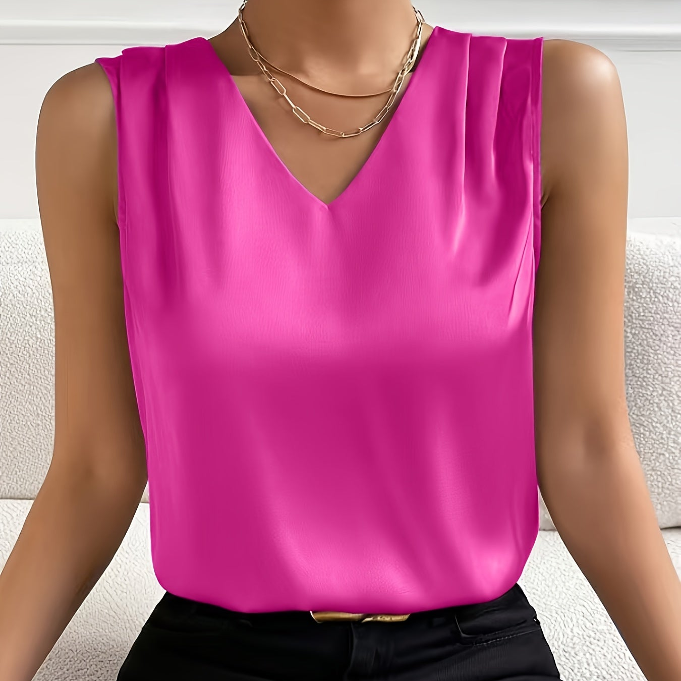 Josette | Blouse sans manches à col V Rose, photo studio