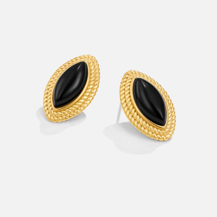 Boucles d’oreilles ovales avec pierre noire.