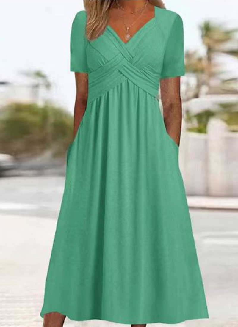 Dominique | Robe portefeuille stylée Vert, photo studio