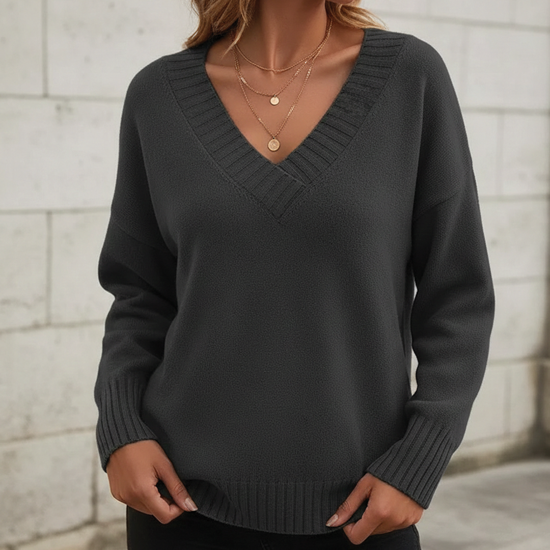 Bérangère | Pull moderne à col V Gris foncé, photo studio
