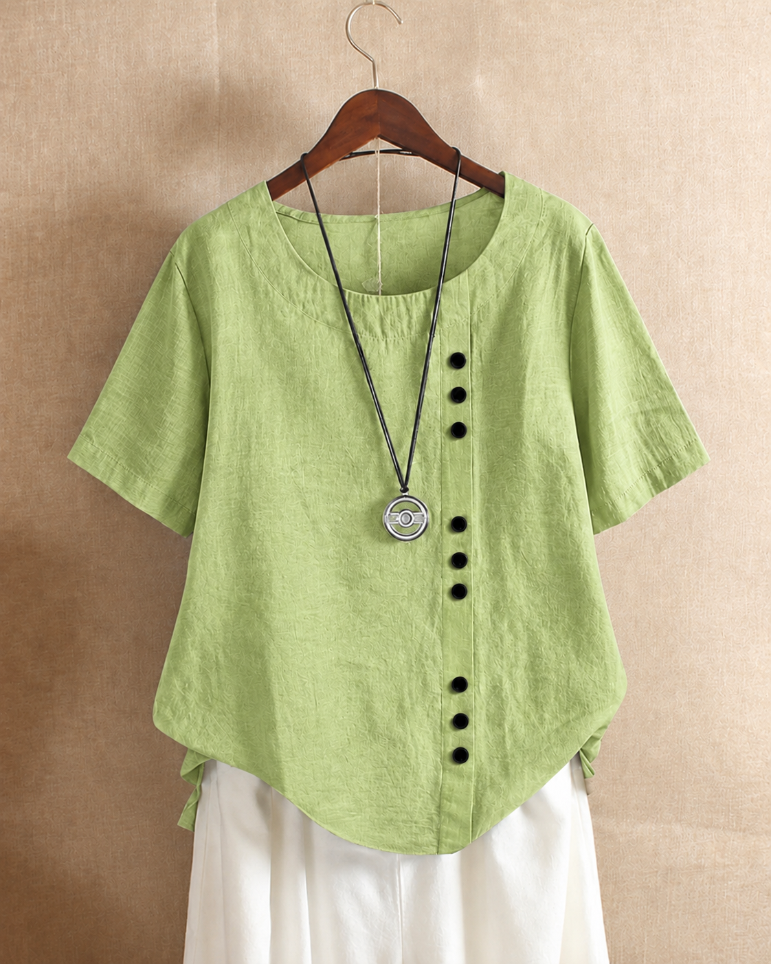 Clémentine | Blouse à boutonnage asymétrique Vert menthe, photo studio