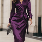 Clara — Robe Midi Drapée en Satin Prune Profond