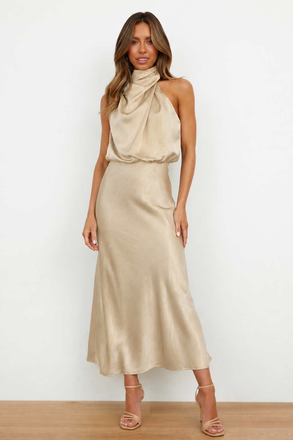 Alixe | Robe de soirée à jupe fluide Beige, photo studio