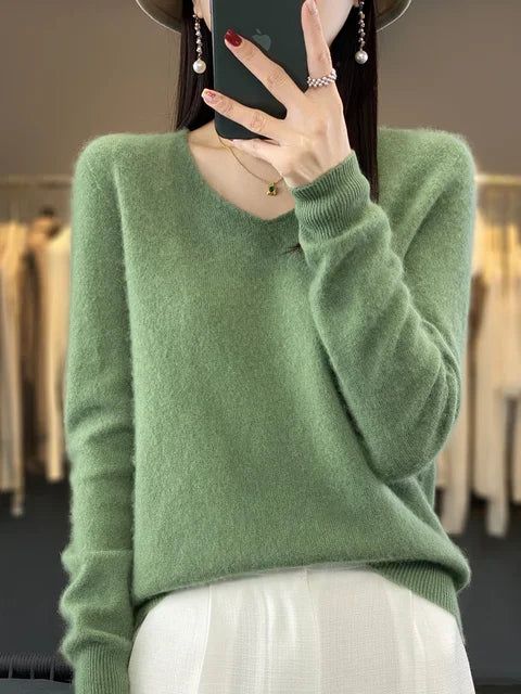 Fenja | Pull en maille à col V et poignets côtelés Vert clair, photo studio