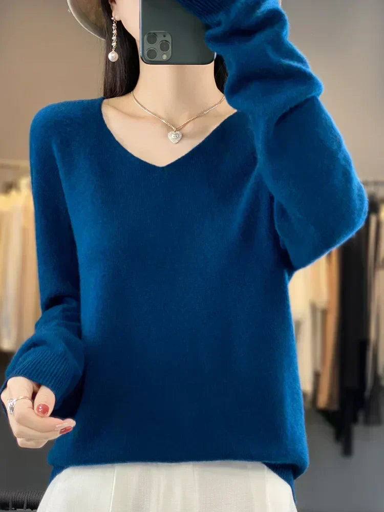 Fenja | Pull en maille à col V et poignets côtelés Bleu marine, photo studio