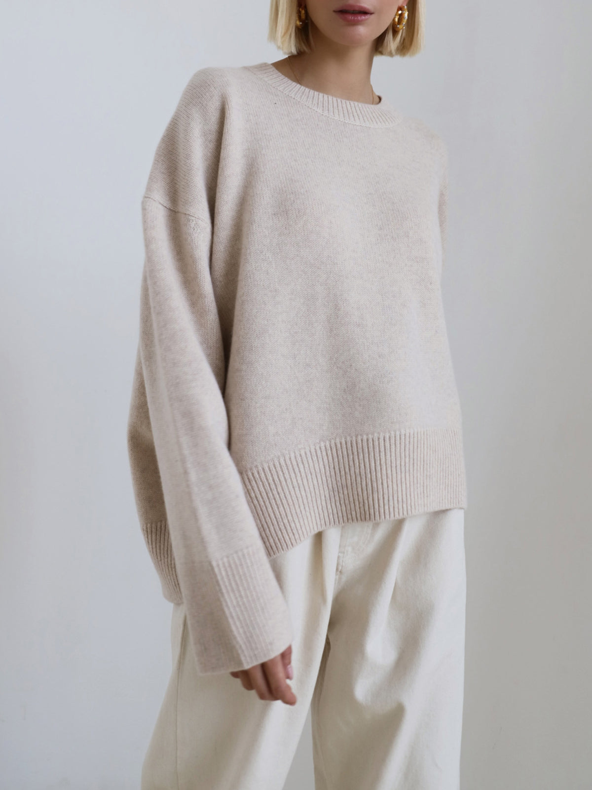 Esme | Pull oversize à fentes latérales Abricot, photo studio