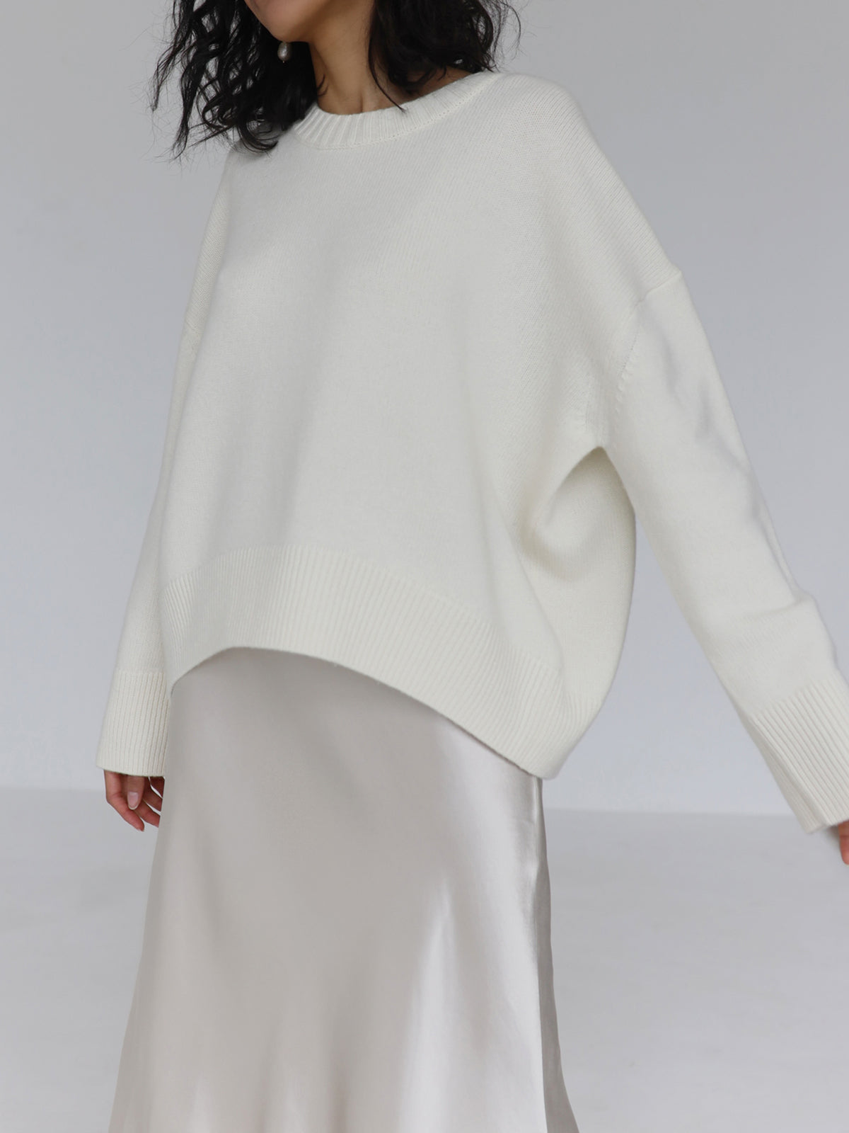Esme | Pull oversize à fentes latérales Blanc, photo studio