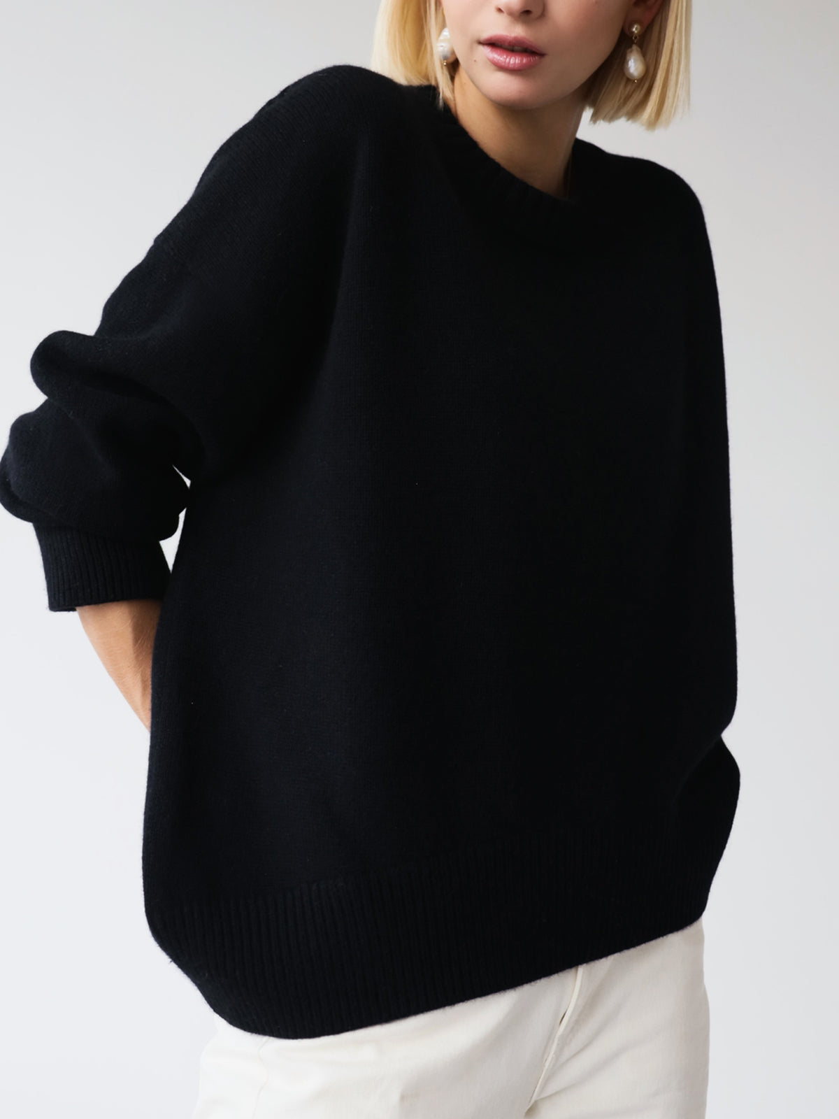 Esme | Pull oversize à fentes latérales Noir, photo studio