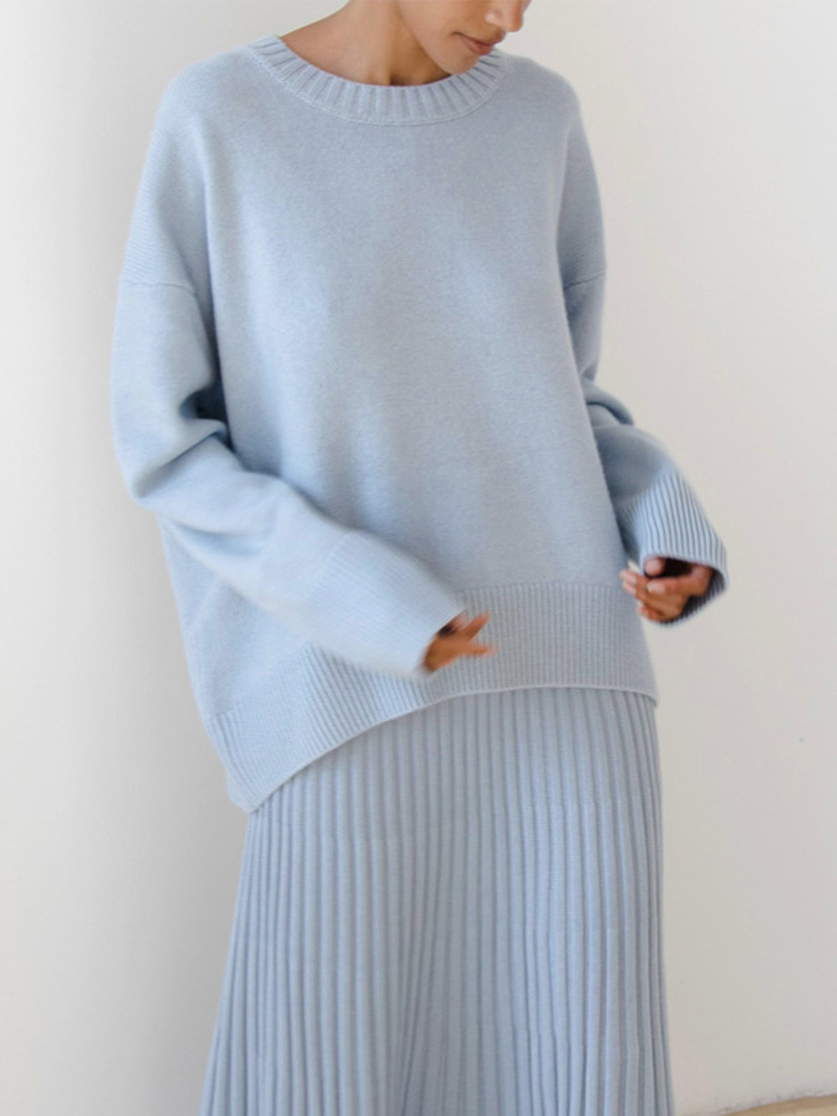 Esme | Pull oversize à fentes latérales Bleu clair, photo studio