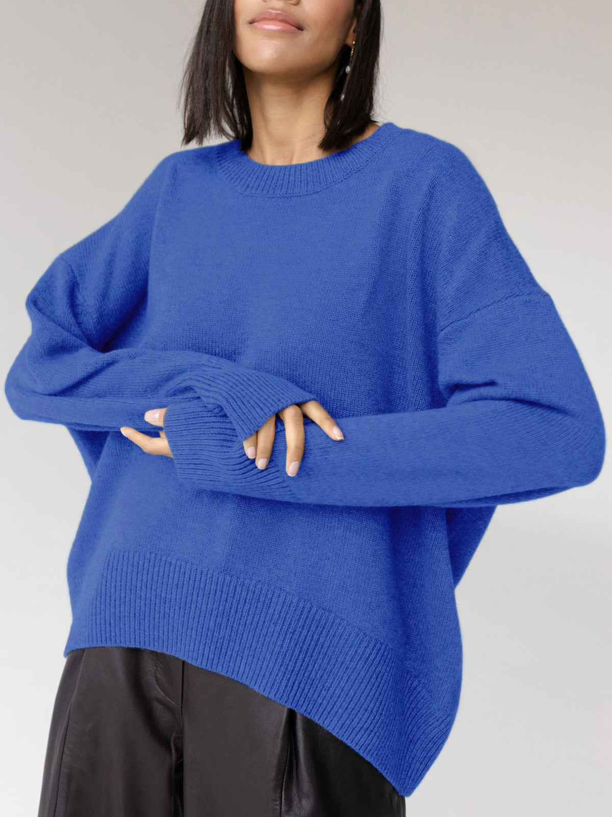 Esme | Pull oversize à fentes latérales Bleu, photo studio
